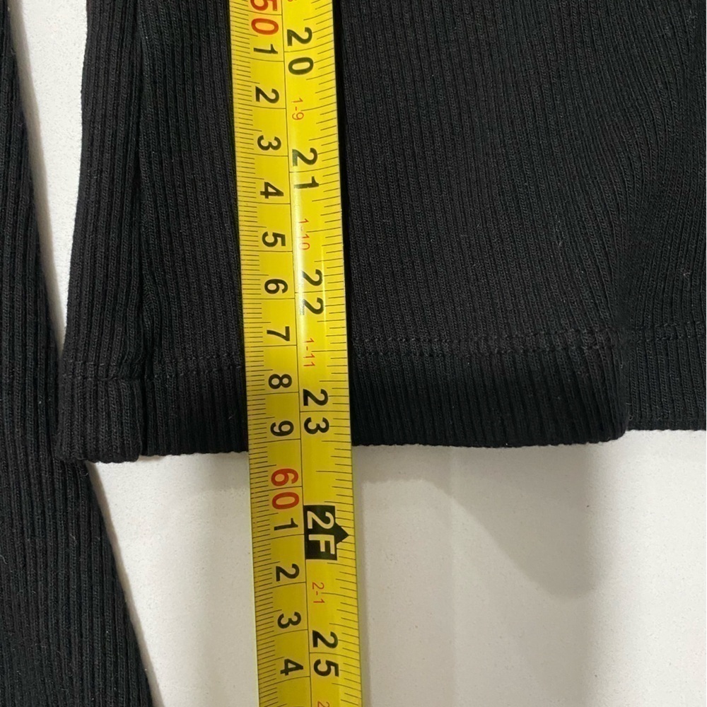 Citizens of Humanity black v-neck - Picture 11 of 11